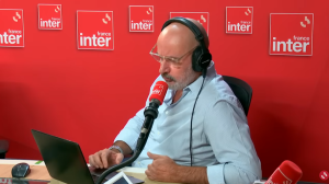 Daniel Morin au micro dans les studios de France Inter